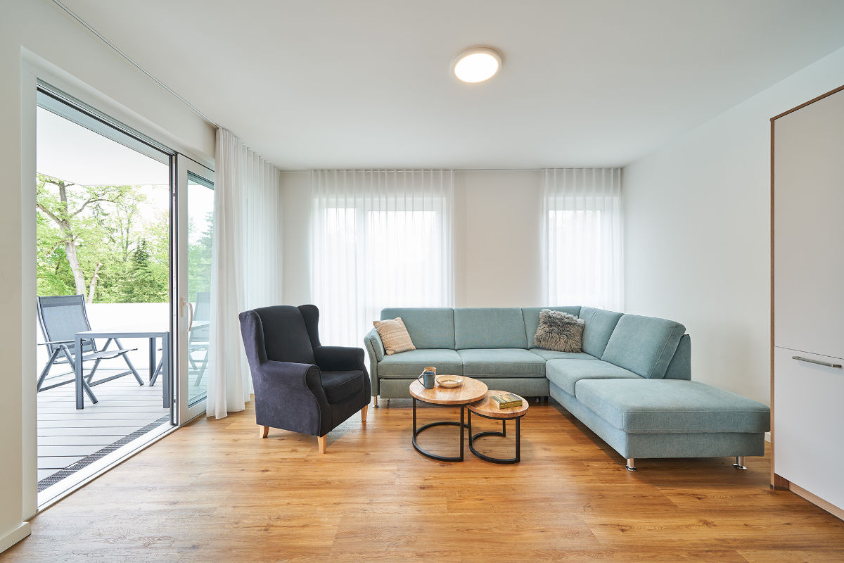 Ferienwohnung E - Wohnzimmer mit Balkon